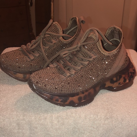 NIB Very G Hella Sneakers Taupe 6 - Picture 3 of 4